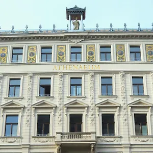 Maverick Athenaeum بيت شباب